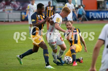 Fussball. Tipico Bundesliga. RZ Pellets WAC gegen Red Bull Salzburg. Kai Lukas Stratznig, (WAC), Enock Mwepu, Andreas Ulmer   (Salzburg). Wolfsberg, am 17.6.2020.
Foto: Kuess
www.qspictures.net

---
pressefotos, pressefotografie, kuess, qs, qspictures, sport, bild, bilder, bilddatenbank