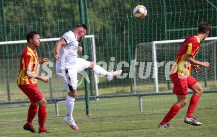 Fussball 1. Klasse C. Glanegg gegen St. Veit. Fabian Stippernitz, (Glanegg),  Marco Messner  (St. Veit). Glanegg, am 23.8.2020.
Foto: Kuess
---
pressefotos, pressefotografie, kuess, qs, qspictures, sport, bild, bilder, bilddatenbank