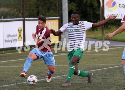 Fussball 2. KLasse C. SV Moosburg gegen SV Weitensfeld. Chigbogu Onuh, (Moosburg), Nikolas Alexander Loecker  (Weitensfeld). Moosburg, am 30.8.3030.
Foto: Kuess
---
pressefotos, pressefotografie, kuess, qs, qspictures, sport, bild, bilder, bilddatenbank
