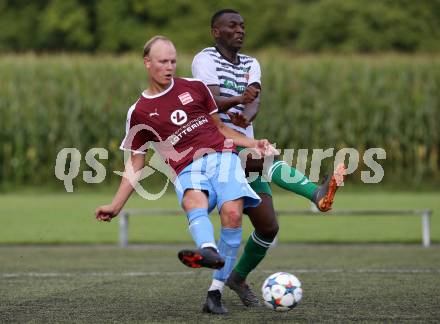 Fussball 2. KLasse C. SV Moosburg gegen SV Weitensfeld. Chigbogu Onuh, (Moosburg), Raphael Obmann  (Weitensfeld). Moosburg, am 30.8.3030.
Foto: Kuess
---
pressefotos, pressefotografie, kuess, qs, qspictures, sport, bild, bilder, bilddatenbank