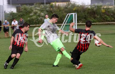 Fussball. 2. Klasse C. Viktring gegen Gurk. Christian Sablatnig, Raphael Weinmann  (Viktring),  Spielertrainer Mario Ring (Gurk). Viktring, 29.8.2020.
Foto: Kuess
---
pressefotos, pressefotografie, kuess, qs, qspictures, sport, bild, bilder, bilddatenbank