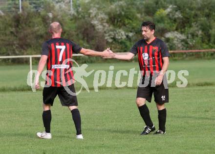Fussball. 2. Klasse C. Viktring gegen Gurk. Torjubel Christian Sablatnig, Daniel Rothleitner (Viktring),   (Gurk). Viktring, 29.8.2020.
Foto: Kuess
---
pressefotos, pressefotografie, kuess, qs, qspictures, sport, bild, bilder, bilddatenbank