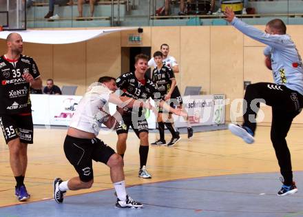 Handball Spusu Liga. SC Ferlach gegen Baernbach.  Blaz Klec, (Ferlach),  Jovo Budovic   (Baernbach). Ferlach, am 5.9 2020.
Foto: Kuess
---
pressefotos, pressefotografie, kuess, qs, qspictures, sport, bild, bilder, bilddatenbank