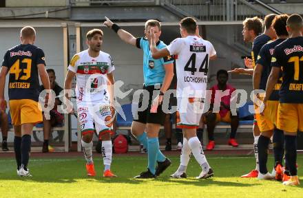 Fussball. Bundesliga. RZ Pellets WAC gegen FC Red Bull Salzburg. Schiedsrichter Markus Hameter, Luka Lochoshvili (WAC). Wolfsberg, am 13.9.2020.
Foto: Kuess
www.qspictures.net

---
pressefotos, pressefotografie, kuess, qs, qspictures, sport, bild, bilder, bilddatenbank