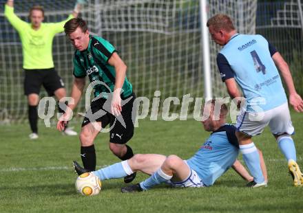 Fussball 1. KLasse D. Eitweg gegen Mittlern. Uros Roser, Michael Baumgartner   (Eitweg),  Bernhardt Peteln (Mittlern). Eitweg, am 6.9.2020.
Foto: Kuess
---
pressefotos, pressefotografie, kuess, qs, qspictures, sport, bild, bilder, bilddatenbank