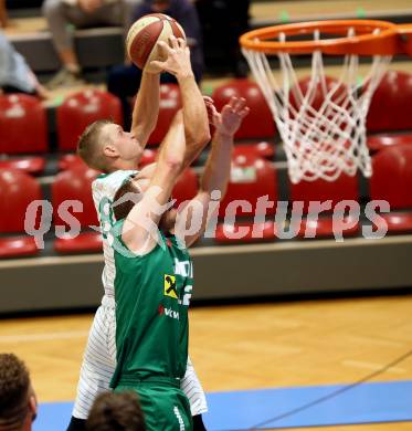 Basketball Austria Cup. KOS Celovec gegen Dornbirn Lions. Jernej Heine Andolsek (KOS Celovec),  Sebastian Gmeiner  (Dornbirn). Klagenfurt, am 19.9.2020.
Foto: Kuess
www.qspictures.net

---
pressefotos, pressefotografie, kuess, qs, qspictures, sport, bild, bilder, bilddatenbank