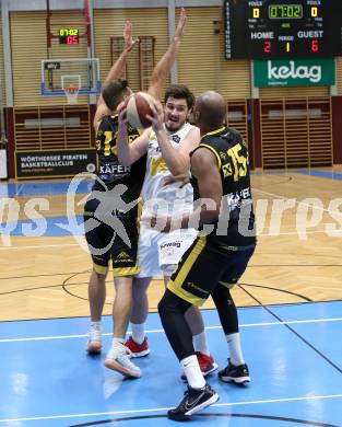 Basketball Austria Cup. Woerthersee Piraten gegen Fuerstenfeld Panthers.  Christof Gspandl (Piraten), Krzysztof Kawalek, David A. O. Akibo (Fuerstenfeld). Klagenfurt, am 20.9.2020.
Foto: Kuess
www.qspictures.net

---
pressefotos, pressefotografie, kuess, qs, qspictures, sport, bild, bilder, bilddatenbank