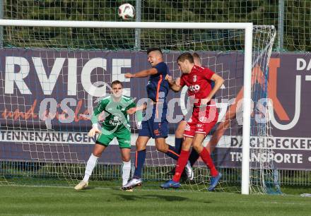 Fussball. Kaerntner Liga. Kraig gegen ATSV Wolfsberg.  Stefan Petautschnig, Benjamin Lamzari (Kraig), Thomas Heine (Wolfsberg). Kraig, 26.9.2020.
Foto: Kuess
---
pressefotos, pressefotografie, kuess, qs, qspictures, sport, bild, bilder, bilddatenbank