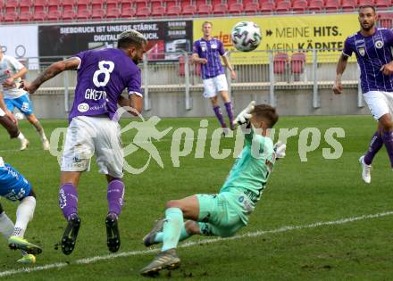 Fussball 2. Liga. SK Austria Klagenfurt gegen FAC Wien. Kosmas Gkezos,  (Klagenfurt), Belmin Jenciragic (Wien). Klagenfurt, am 4.10.2020.
Foto: Kuess
www.qspictures.net
---
pressefotos, pressefotografie, kuess, qs, qspictures, sport, bild, bilder, bilddatenbank