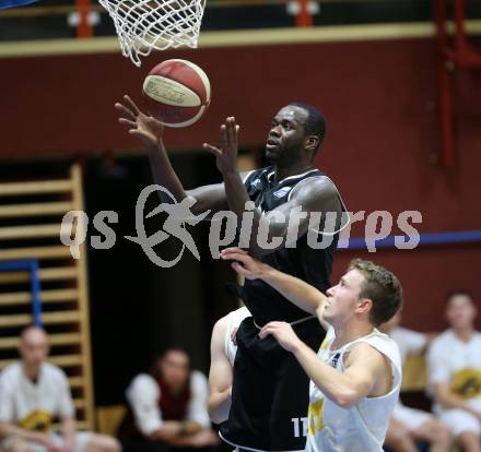 Basketball Zweite Liga 2020/2021. Grunddurchgang 3. Runde. Woerthersee Piraten gegen  RAIDERS Tirol. Lukas Simoner, (Piraten),  John Franklyn Gardiner  (Tirol). Klagenfurt, am 10.10.2020.
Foto: Kuess
www.qspictures.net

---
pressefotos, pressefotografie, kuess, qs, qspictures, sport, bild, bilder, bilddatenbank