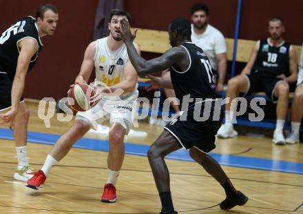 Basketball Zweite Liga 2020/2021. Grunddurchgang 3. Runde. Woerthersee Piraten gegen  RAIDERS Tirol. Christof Gspandl, (Piraten), John Franklyn Gardiner  (Tirol). Klagenfurt, am 10.10.2020.
Foto: Kuess
www.qspictures.net

---
pressefotos, pressefotografie, kuess, qs, qspictures, sport, bild, bilder, bilddatenbank