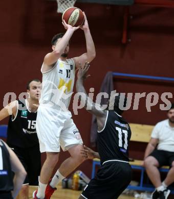 Basketball Zweite Liga 2020/2021. Grunddurchgang 3. Runde. Woerthersee Piraten gegen  RAIDERS Tirol. Christof Gspandl, (Piraten), John Franklyn Gardiner  (Tirol). Klagenfurt, am 10.10.2020.
Foto: Kuess
www.qspictures.net

---
pressefotos, pressefotografie, kuess, qs, qspictures, sport, bild, bilder, bilddatenbank