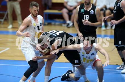 Basketball Zweite Liga 2020/2021. Grunddurchgang 3. Runde. Woerthersee Piraten gegen  RAIDERS Tirol. Martin Bajc, Jan-Arne Apschner,  (Piraten),  Oliver Vujakovic (Tirol). Klagenfurt, am 10.10.2020.
Foto: Kuess
www.qspictures.net

---
pressefotos, pressefotografie, kuess, qs, qspictures, sport, bild, bilder, bilddatenbank