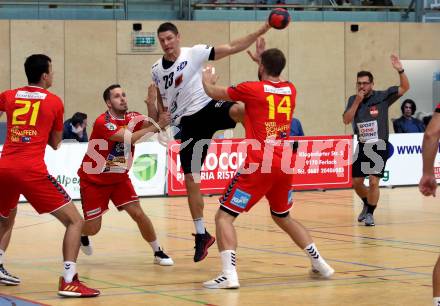 Handball. HLA. SC Kelag Ferlach gegen UHK Krems. Rok Golcar,  (Ferlach),  Marko Simek, Fabian Posch (Krems). Ferlach, am 9.10.2020.
Foto: Kuess
---
pressefotos, pressefotografie, kuess, qs, qspictures, sport, bild, bilder, bilddatenbank