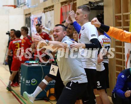 Handball. HLA. SC Kelag Ferlach gegen UHK Krems. Jubel Trainer Uros Serbec (Ferlach). Ferlach, am 9.10.2020.
Foto: Kuess
---
pressefotos, pressefotografie, kuess, qs, qspictures, sport, bild, bilder, bilddatenbank