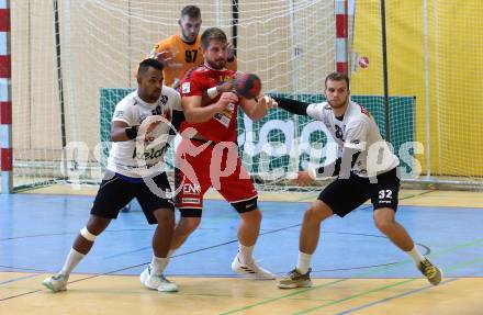 Handball. HLA. SC Kelag Ferlach gegen UHK Krems. Adonis Gonzalez-Martinez, Matic Kotar, (Ferlach),  Fabian Posch (Krems). Ferlach, am 9.10.2020.
Foto: Kuess
---
pressefotos, pressefotografie, kuess, qs, qspictures, sport, bild, bilder, bilddatenbank
