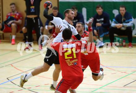 Handball. HLA. SC Kelag Ferlach gegen UHK Krems. Matic Kotar, (Ferlach),  Gabor Hajdu, Oliver Nikic  (Krems). Ferlach, am 9.10.2020.
Foto: Kuess
---
pressefotos, pressefotografie, kuess, qs, qspictures, sport, bild, bilder, bilddatenbank