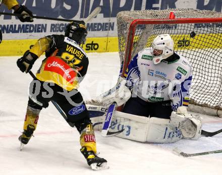 EBEL. Eishockey Bundesliga. VSV gegen spusu Vienna Capitals.  Kristers Gudlevskis,  (VSV), Taylor Vause (Vienna). Villach, am 21.11.2020.
Foto: Kuess
www.qspictures.net
---
pressefotos, pressefotografie, kuess, qs, qspictures, sport, bild, bilder, bilddatenbank