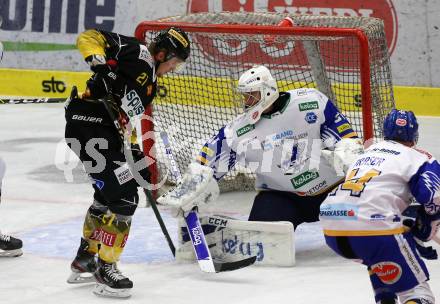 EBEL. Eishockey Bundesliga. VSV gegen spusu Vienna Capitals.  Kristers Gudlevskis, (VSV), Graham McPhee  (Vienna). Villach, am 21.11.2020.
Foto: Kuess
www.qspictures.net
---
pressefotos, pressefotografie, kuess, qs, qspictures, sport, bild, bilder, bilddatenbank