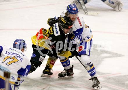 EBEL. Eishockey Bundesliga. VSV gegen spusu Vienna Capitals.  Chris Collins,  (VSV), Taylor Vause (Vienna). Villach, am 21.11.2020.
Foto: Kuess
www.qspictures.net
---
pressefotos, pressefotografie, kuess, qs, qspictures, sport, bild, bilder, bilddatenbank