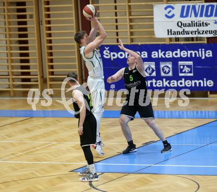Basketball Zweite Liga 2020/2021. Grunddurchgang 8. Runde. KOS Celovec gegen Basket Flames. Lovro Fizuleto (KOS Celovec),  Stefan Obermann (Basket Flames). Klagenfurt, am 22.11.2020.
Foto: Kuess
www.qspictures.net

---
pressefotos, pressefotografie, kuess, qs, qspictures, sport, bild, bilder, bilddatenbank