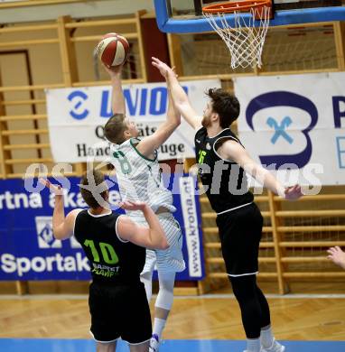 Basketball Zweite Liga 2020/2021. Grunddurchgang 8. Runde. KOS Celovec gegen Basket Flames. Jernej Heine Andolsek (KOS Celovec),  Ben Seipt, Gabriel Stepan  (Basket Flames). Klagenfurt, am 22.11.2020.
Foto: Kuess
www.qspictures.net

---
pressefotos, pressefotografie, kuess, qs, qspictures, sport, bild, bilder, bilddatenbank