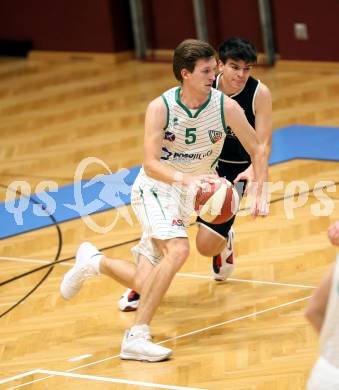 Basketball Zweite Liga 2020/2021. Grunddurchgang 8. Runde. KOS Celovec gegen Basket Flames. Andi Smrtnik (KOS Celovec), Lukas Schrittwieser (Basket Flames). Klagenfurt, am 22.11.2020.
Foto: Kuess
www.qspictures.net

---
pressefotos, pressefotografie, kuess, qs, qspictures, sport, bild, bilder, bilddatenbank