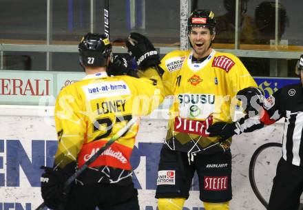 EBEL. Eishockey Bundesliga. KAC gegen	spusu Vienna Capitals. Torjubel Colin Campbell, Ty Loney (Vienna). Klagenfurt, am 29.11.2020.
Foto: Kuess
www.qspictures.net

---
pressefotos, pressefotografie, kuess, qs, qspictures, sport, bild, bilder, bilddatenbank