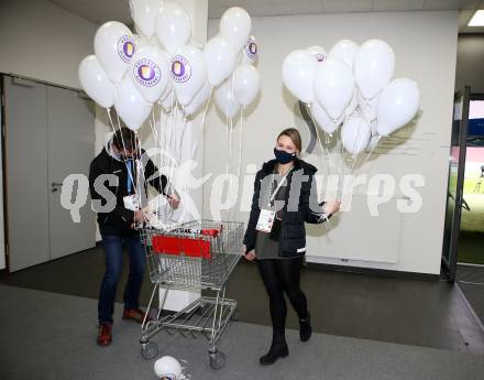 Fussball 2. Liga. SK Austria Klagenfurt gegen  SC Austria Lustenau.  Vanessa Korb, Mario Proprentner (Klagenfurt). Klagenfurt, am 29.11.2020.
Foto: Kuess
www.qspictures.net
---
pressefotos, pressefotografie, kuess, qs, qspictures, sport, bild, bilder, bilddatenbank
