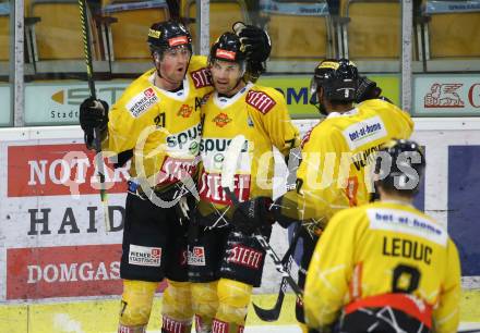 EBEL. Eishockey Bundesliga. KAC gegen	spusu Vienna Capitals.  Torjubel Ty Loney, Colin Campbell  (Vienna). Klagenfurt, am 29.11.2020.
Foto: Kuess
www.qspictures.net

---
pressefotos, pressefotografie, kuess, qs, qspictures, sport, bild, bilder, bilddatenbank