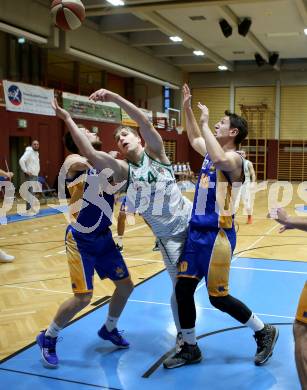 Basketball Zweite Liga 2020/2021. Grunddurchgang 10. Runde. KOS Celovec gegen BBU Salzburg. Lovro Fizuleto  (KOS Celovec), Raphael Miksch, Guillermo SÃ¡nchez Daza  (BBU Salzburg). Klagenfurt, am 5.12.2020.
Foto: Kuess
www.qspictures.net

---
pressefotos, pressefotografie, kuess, qs, qspictures, sport, bild, bilder, bilddatenbank