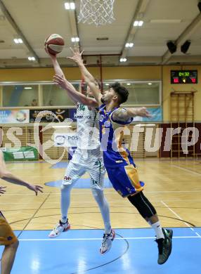 Basketball Zweite Liga 2020/2021. Grunddurchgang 10. Runde. KOS Celovec gegen BBU Salzburg. Lovro Fizuleto (KOS Celovec), Adrian Mitchell  (BBU Salzburg). Klagenfurt, am 5.12.2020.
Foto: Kuess
www.qspictures.net

---
pressefotos, pressefotografie, kuess, qs, qspictures, sport, bild, bilder, bilddatenbank
