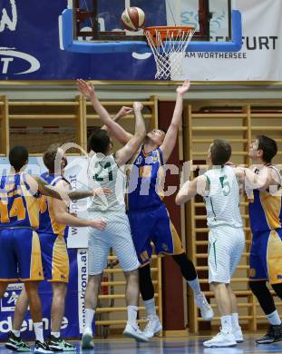Basketball Zweite Liga 2020/2021. Grunddurchgang 10. Runde. KOS Celovec gegen BBU Salzburg. Marin Sliskovic (KOS Celovec), Marko Rakic  (BBU Salzburg). Klagenfurt, am 5.12.2020.
Foto: Kuess
www.qspictures.net

---
pressefotos, pressefotografie, kuess, qs, qspictures, sport, bild, bilder, bilddatenbank