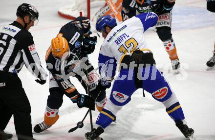 EBEL. Eishockey Bundesliga. VSV gegen Black Wings LINZ 1992.  Michael Raffl,  (VSV), Marco Brucker  (Linz). Villach, am 6.12.2020.
Foto: Kuess
www.qspictures.net
---
pressefotos, pressefotografie, kuess, qs, qspictures, sport, bild, bilder, bilddatenbank