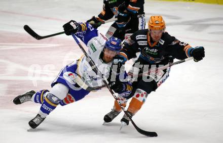 EBEL. Eishockey Bundesliga. VSV gegen Black Wings LINZ 1992.  Michael Raffl,  (VSV), Alexander Lahoda (Linz). Villach, am 6.12.2020.
Foto: Kuess
www.qspictures.net
---
pressefotos, pressefotografie, kuess, qs, qspictures, sport, bild, bilder, bilddatenbank