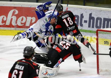 EBEL. Eishockey Bundesliga. VSV gegen Bratislava Capitals. Scott Kosmachuk,  (VSV), Samuel Baros  (Bratislava). Villach, am 8.12.2020.
Foto: Kuess
www.qspictures.net
---
pressefotos, pressefotografie, kuess, qs, qspictures, sport, bild, bilder, bilddatenbank