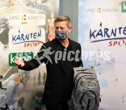 Kaernten Sport. Package Uebergabe.  Landessportdirektor Arno Arthofer. KLagenfurt, am 10.12.2020.
Foto: Kuess
---
pressefotos, pressefotografie, kuess, qs, qspictures, sport, bild, bilder, bilddatenbank
