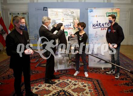 Kaernten Sport. Package Uebergabe. Landessportdirektor Arno Arthofer, Landeshauptmann Peter Kaiser, Nadine Weratschnig (Wildwassersport, Kanu), Lukas Pullnig (Leichtathletik). KLagenfurt, am 10.12.2020.
Foto: Kuess
---
pressefotos, pressefotografie, kuess, qs, qspictures, sport, bild, bilder, bilddatenbank