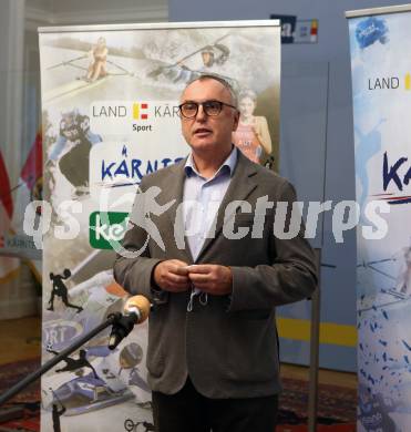 Kaernten Sport. Package Uebergabe.  Peter Mueller.  KLagenfurt, am 10.12.2020.
Foto: Kuess
---
pressefotos, pressefotografie, kuess, qs, qspictures, sport, bild, bilder, bilddatenbank