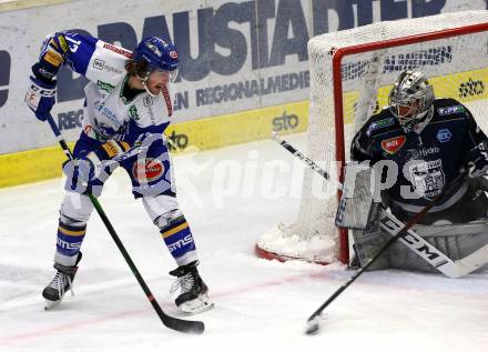EBEL. Eishockey Bundesliga. VSV gegen Hydro Fehervar AV 19. Chris Collins,  (VSV), Daniel Kornakker  (Alba Volan). Villach, am 10.12.2020.
Foto: Kuess
www.qspictures.net
---
pressefotos, pressefotografie, kuess, qs, qspictures, sport, bild, bilder, bilddatenbank