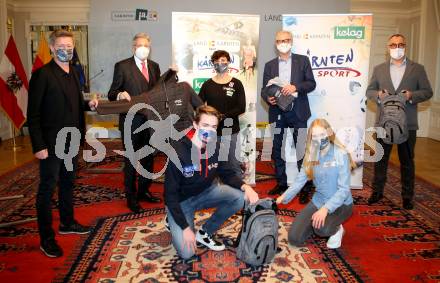 Kaernten Sport. Package Uebergabe. Hinten von links: Landessportdirektor Arno Arthofer, Landeshauptmann Peter Kaiser, Nadine Weratschnig (Wildwassersport, Kanu), Werner Pietsch, Peter Mueller.
Vorne:  Lukas Pullnig (Leichtathletik), Katharina Sadnik (Radsport). KLagenfurt, am 10.12.2020.
Foto: Kuess
---
pressefotos, pressefotografie, kuess, qs, qspictures, sport, bild, bilder, bilddatenbank