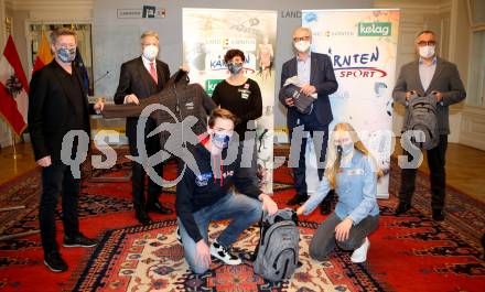 Kaernten Sport. Package Uebergabe. Hinten von links: Landessportdirektor Arno Arthofer, Landeshauptmann Peter Kaiser, Nadine Weratschnig (Wildwassersport, Kanu), Werner Pietsch, Peter Mueller.
Vorne:  Lukas Pullnig (Leichtathletik), Katharina Sadnik (Radsport). KLagenfurt, am 10.12.2020.
Foto: Kuess
---
pressefotos, pressefotografie, kuess, qs, qspictures, sport, bild, bilder, bilddatenbank