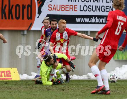 Fussball 2. Liga. SK Austria Klagenfurt gegen  FC Liefering. Phillip Menzel, Kosmas Gkezos  (Klagenfurt),  Nicolas Seiwald (Liefering). Klagenfurt, am 13.12.2020.
Foto: Kuess
www.qspictures.net
---
pressefotos, pressefotografie, kuess, qs, qspictures, sport, bild, bilder, bilddatenbank