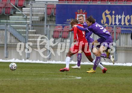 Fussball 2. Liga. SK Austria Klagenfurt gegen  FC Liefering.  Thorsten Mahrer (Klagenfurt),  Junior (Liefering). Klagenfurt, am 13.12.2020.
Foto: Kuess
www.qspictures.net
---
pressefotos, pressefotografie, kuess, qs, qspictures, sport, bild, bilder, bilddatenbank