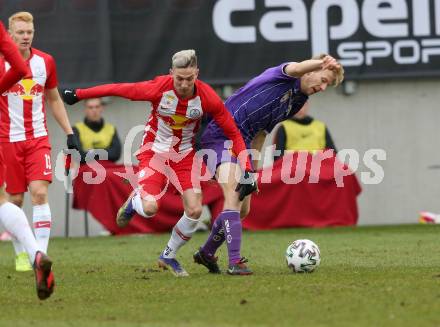 Fussball 2. Liga. SK Austria Klagenfurt gegen  FC Liefering. Christopher Brian Cvetko (Klagenfurt), Csaba Bukta (Liefering). Klagenfurt, am 13.12.2020.
Foto: Kuess
www.qspictures.net
---
pressefotos, pressefotografie, kuess, qs, qspictures, sport, bild, bilder, bilddatenbank