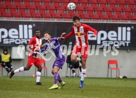 Fussball 2. Liga. SK Austria Klagenfurt gegen  FC Liefering.  Oliver Markoutz (Klagenfurt),  Alois Oroz (Liefering). Klagenfurt, am 13.12.2020.
Foto: Kuess
www.qspictures.net
---
pressefotos, pressefotografie, kuess, qs, qspictures, sport, bild, bilder, bilddatenbank