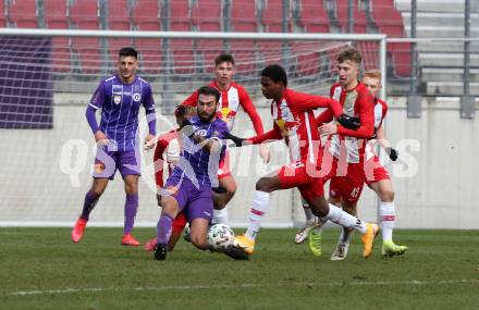 Fussball 2. Liga. SK Austria Klagenfurt gegen  FC Liefering. Kosmas Gkezos (Klagenfurt),  Mamadou Sangare (Liefering). Klagenfurt, am 13.12.2020.
Foto: Kuess
www.qspictures.net
---
pressefotos, pressefotografie, kuess, qs, qspictures, sport, bild, bilder, bilddatenbank