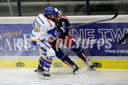 EBEL. Eishockey Bundesliga. VSV gegen EC Red Bull Salzburg. Matt Mangene,  (VSV), Thomas Raffl  (Salzburg). Villach, am 18.12.2020.
Foto: Kuess
www.qspictures.net
---
pressefotos, pressefotografie, kuess, qs, qspictures, sport, bild, bilder, bilddatenbank