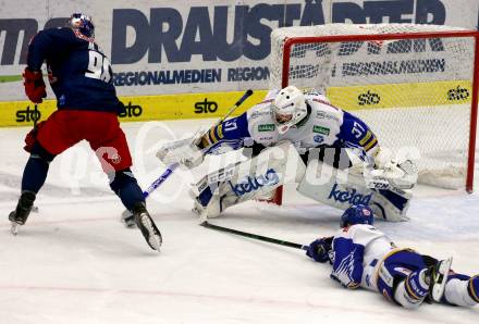 EBEL. Eishockey Bundesliga. VSV gegen EC Red Bull Salzburg. Kristers Gudlevskis,  (VSV),  Mario Huber  (Salzburg). Villach, am 18.12.2020.
Foto: Kuess
www.qspictures.net
---
pressefotos, pressefotografie, kuess, qs, qspictures, sport, bild, bilder, bilddatenbank