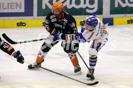 EBEL. Eishockey Bundesliga. VSV gegen Black Wings 1992 Linz.  Felix Maxa, (VSV), Andrew Jacob Kozek  (Linz). Villach, am 30.12.2020.
Foto: Kuess
www.qspictures.net
---
pressefotos, pressefotografie, kuess, qs, qspictures, sport, bild, bilder, bilddatenbank